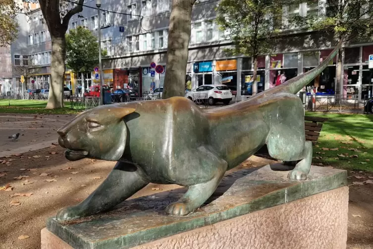 Passt wunderbar zum Ludwigsplatz: der Große Tiger, eine Bronzeskulptur der Bildhauerin Maria Ewel.