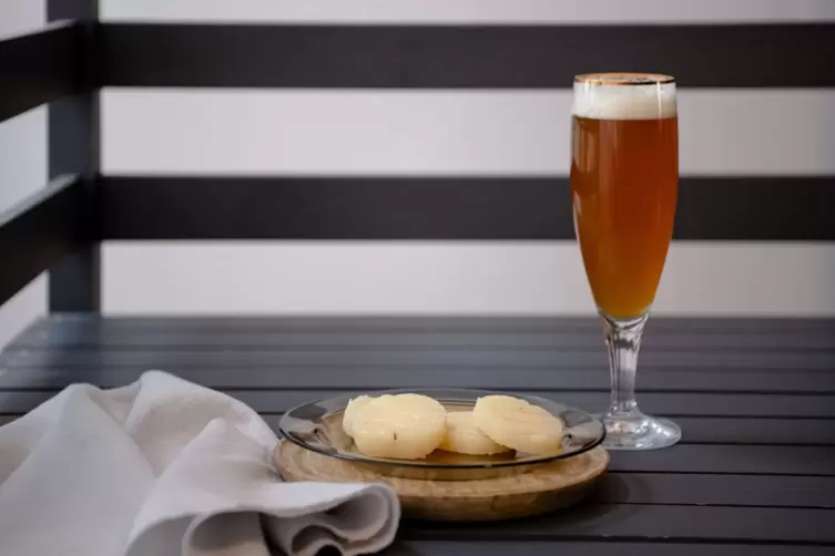 Ein wunderbares Duo: Handk&auml;s und Pils.