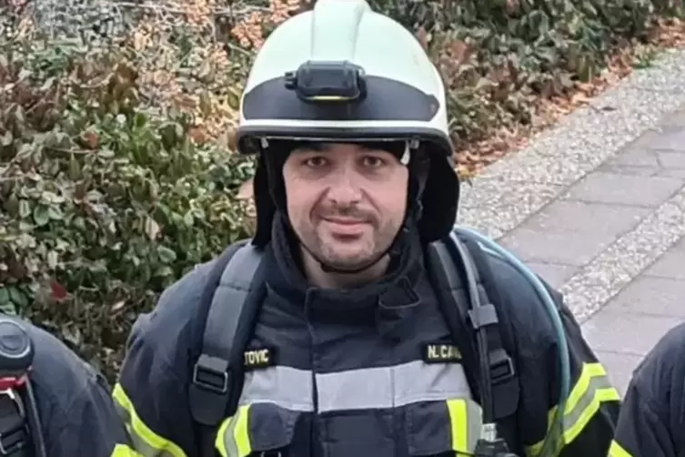 Versteigert seine Ehrungen für den guten Zweck: Feuerwehrmann Nermin Canetovic. 
