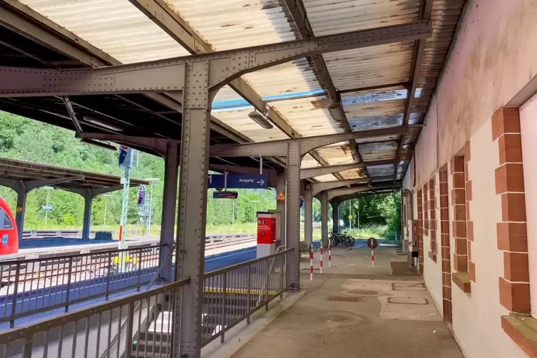 Die drei Bahnsteige des Bahnhofs Biebermühle sollen barrierefrei umgebaut und das Dach erneuert werden.