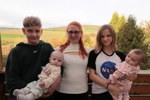 Jacqueline Frank (Mitte) ist zweifache Zwillingsmutter: Emanuel Knut mit Joshua Nico steht links von ihr und rechts Xenia Scarle