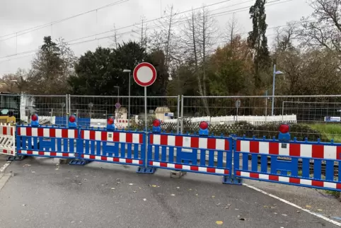 Durchgang verboten: Der Bahnübergang in der Mühlturmstraße bleibt vorerst dicht. 