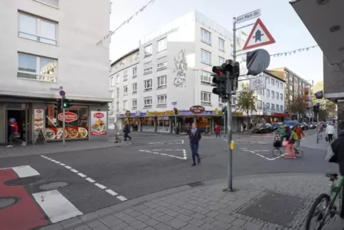 Ecke Eisenbahnstraße und Karl-Marx-Straße: Hier dürfen Fußgänger die Kreuzung diagonal überqueren – was an der Fahrbahnmarkierun