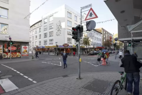 Ecke Eisenbahnstraße und Karl-Marx-Straße: Hier dürfen Fußgänger die Kreuzung diagonal überqueren – was an der Fahrbahnmarkierun
