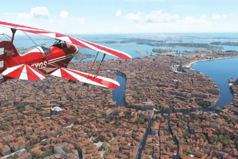 Mit dem Kunstflugdoppeldecker Pitts Special, 1945 entwickelt, in beschaulichem Tempo Venedig aus der Luft entdecken ...