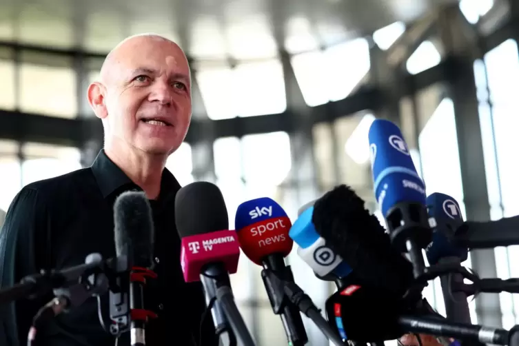 Kurz vor dem Abflug in Doha spricht DFB-Chef Bernd Neuendorf und fordert eine Analyse des WM-Desasters. Eine gute Aufarbeitung d