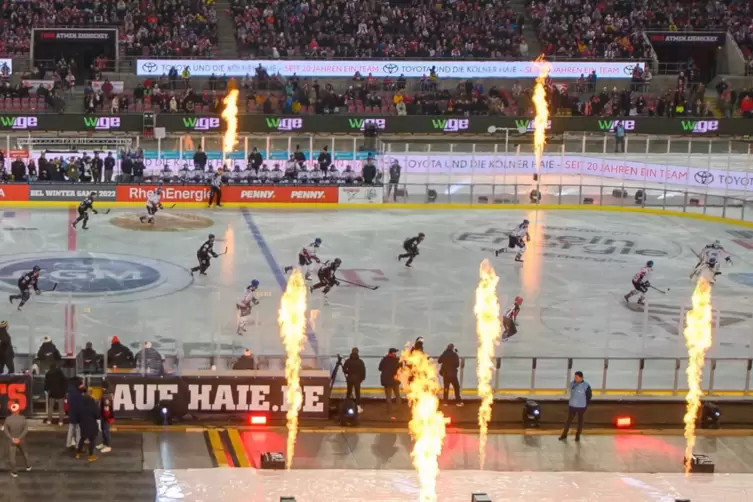 Buchstäblich feurig: Eishockey im Kölner Fußballstadion.