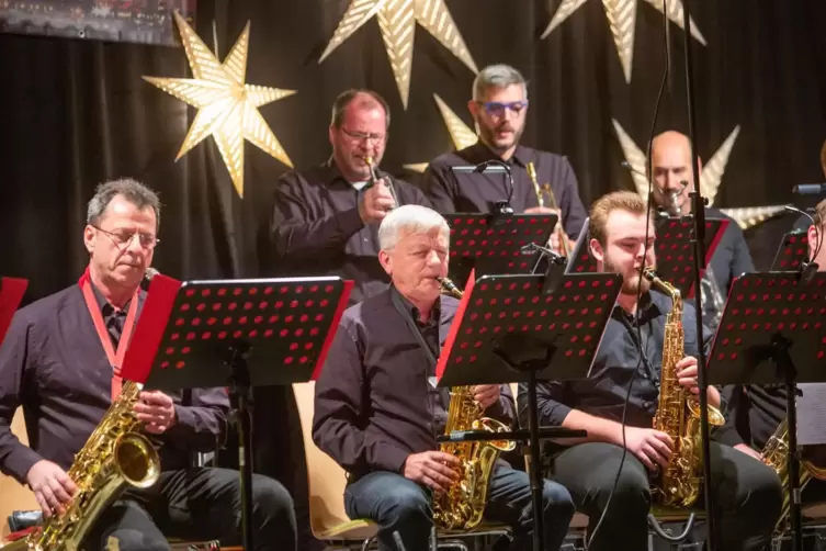 Die Big Band Skyline bei einem Auftritt 2019 in Althornbach. 