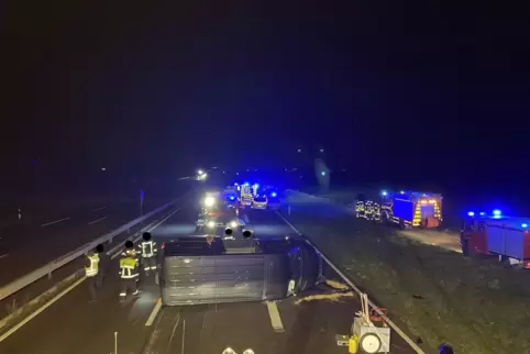 Bei dem Unfall überschlug sich der Mercedestransporter und blieb auf der Seite liegen. 