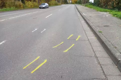 Gutachter-Markierungen nach dem schweren Unfall in der Steinhauser Straße.