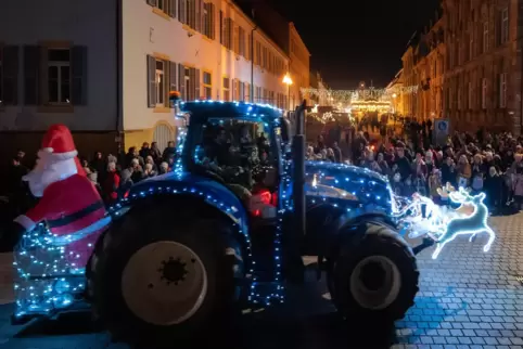 Es funkelt: Beleuchteter Traktor der „Ein Funken Hoffnung“-Tour auf dem Domplatz.