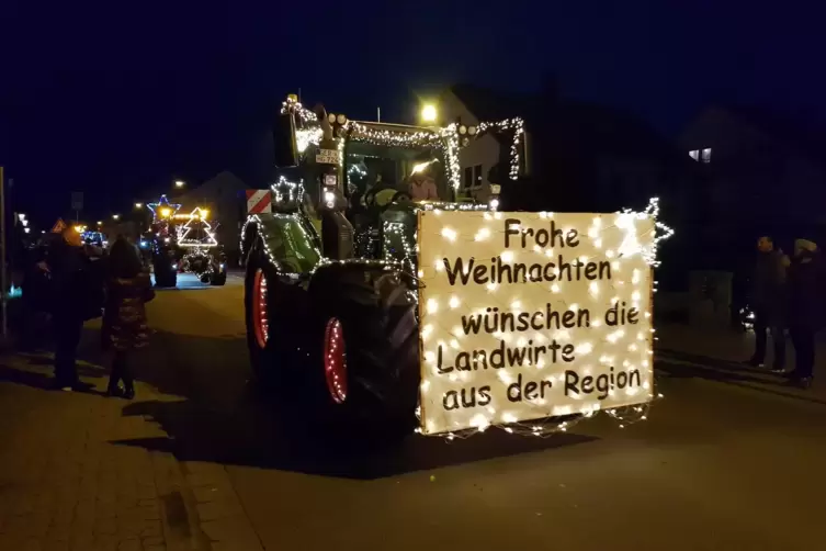 Frohe Botschaft: Der Konvoi aus 106 Traktoren passiert die Schifferstadter Salierstra&szlig;e.