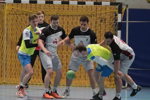 Die mit gelben Leibchen spielenden Dahner, hier Maximilian Eckelmann (links) und David Link, bleiben mal wieder an Thaleischweil