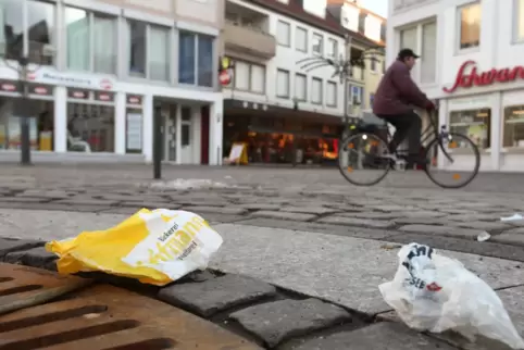 Weggeworfene Verpackungen von Lebensmitteln im Straßenverkauf sind ein häufiges Ärgernis. 