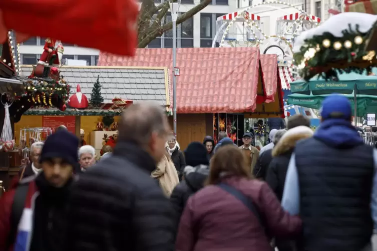 Der Glühwein lockt: Die Menschen strömen wieder zum Weihnachtsmarkt an der Stiftskirche.