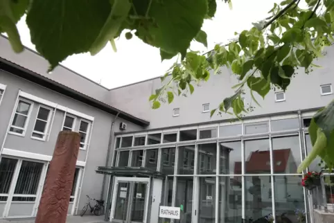 Rathaus Waldsee: Dort sitzt die Verbandsgemeindeverwaltung Rheinauen, die für die vier Ortsgemeinden Altrip, Neuhofen, Otterstad