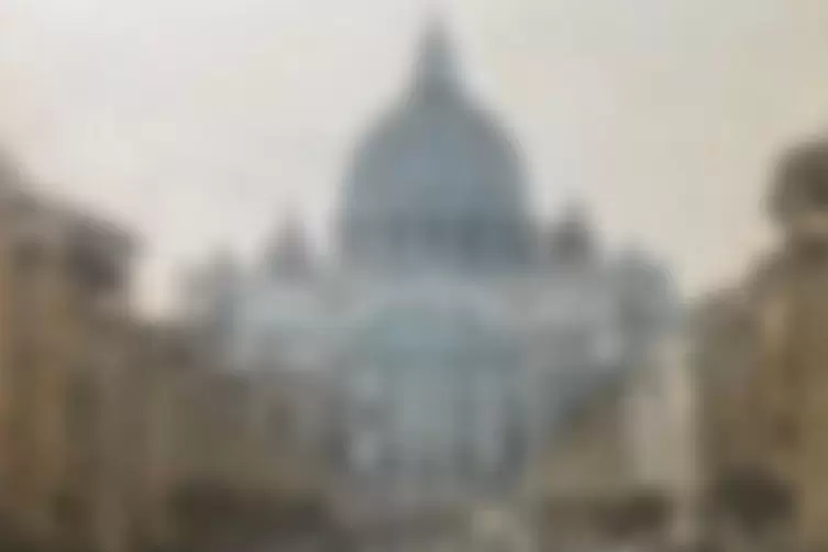Blick auf die markante Kuppel des Petersdoms wie durch eine stark beschlagene Scheibe gefertigt in Airbrush-Technik. 