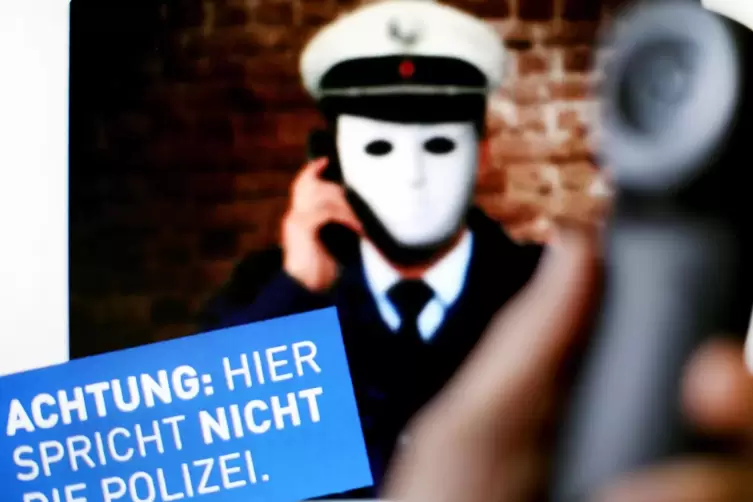 Die Polizei warnt eindringlich vor Anrufern, die Geld oder Wertsachen fordern. 