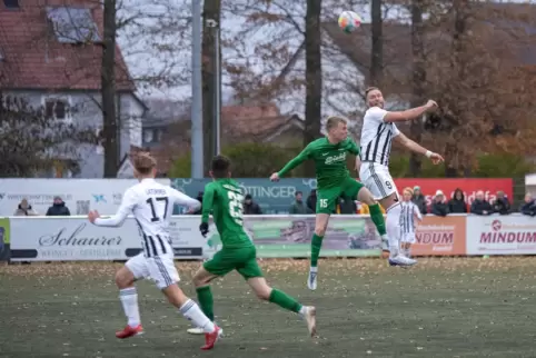 Maximilian Krämer vom FC (rechts) gewinnt den Zweikampf mit Niklas Baus, Laurent Laturner startet. 