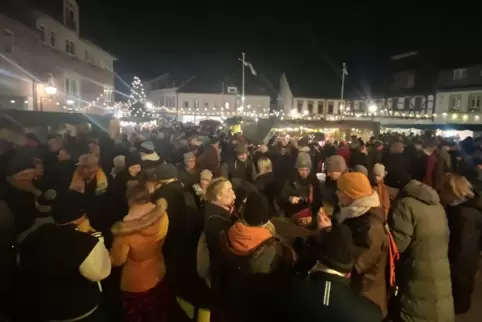 Endlich wieder Christkindlmarkt-Atmosphäre wie in Vor-Corona-Zeiten: der proppenvolle Römerplatz am Samstagabend. 