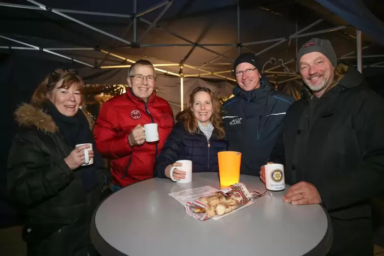 Neustart: Besucher des Adventsmarktes auf dem Berliner Platz sind schon am Samstagabend auf eine Tasse gekommen.