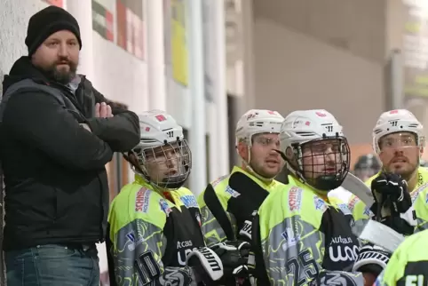 Haben das Spiel in Heilbronn in letzter Sekunde noch umgebogen: Trainer Ralf Wolf (links) und seine „Hornets“.