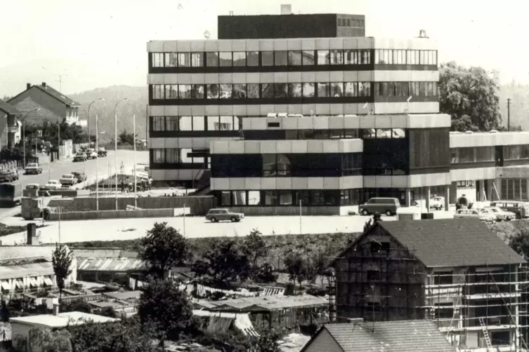 Im Juni 1973 war das Kreisverwaltungsgebäude nach zweijähriger Bauzeit soweit fertiggestellt, dass es bezogen werden konnte. 