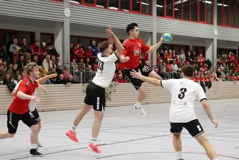 Volle Ränge, beste Stimmung: Das verleitet auch Paul Schutzius von der HSG Dudenhofen/Schifferstadt (am Ball) zu Höhenflügen. 