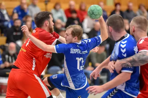 Die Ottersheimer Arne Schäfer (am Ball) und Fabian Graap greifen an. Links Timo Borsch. 