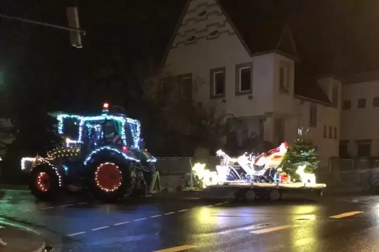 100 Traktoren waren am Freitagabend in der Südpfalz unterwegs.