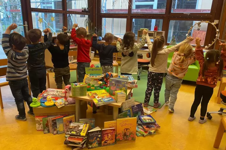 Kinder in der Kita Faustina Rheinzabern und ihre Spenden. 