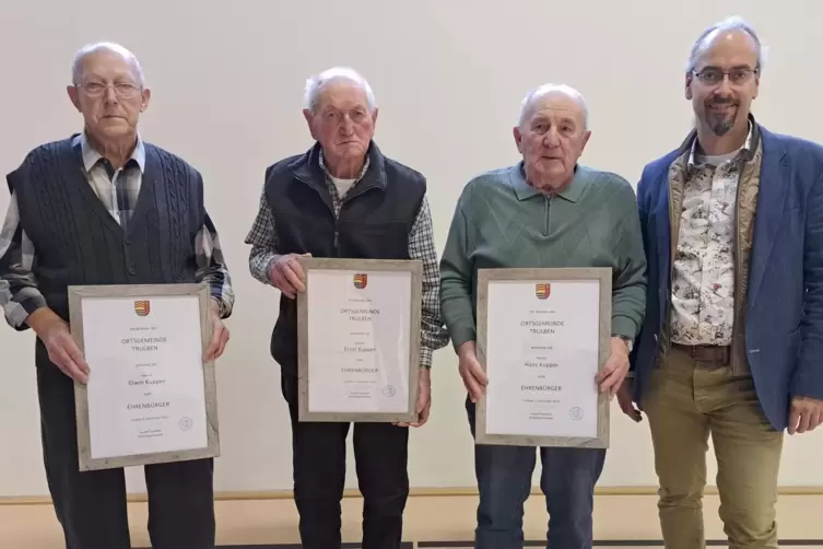 Gleich drei Ehrenbürger bekamen die Trulber am Sonntag: Ernannt wurden (von links): Elwin, Ernst und Hans Kupper mit Ortsbürgerm
