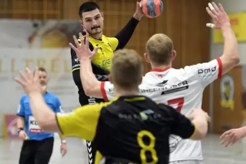VTV-Spieler Thoren Pönisch (oben) sucht gegen Ferndorf den Abschluss. 