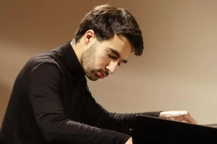 Ins Spiel versunken: Pianist Giorgio Lazzari in Kirchheimbolanden.