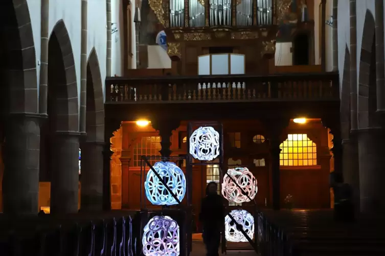 Der Innenraum der Landauer Stiftskirche ist gerade illuminiert von Skulpturen von Isabelle Kirsch.