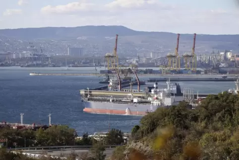 Ein Öltanker liegt im Hafen im Sheskharis-Komplex der Chernomortransneft JSC, einer Tochtergesellschaft der Transneft PJSC, eine