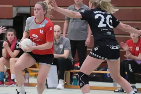 Kaum zu bremsen: die Hauensteinerin Annalena Seibel (am Ball), hier im Spiel gegen die HSG Dudenhofen/Schifferstadt. 
