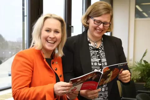 Landrätin Susanne Ganster, Vorsitzende der KVHS, und Leiterin Julia Dittrich (rechts) bei der Vorstellung des Programms im Jahr 