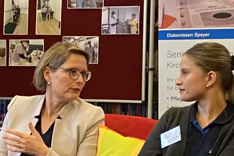 Bildungsministerin Stefanie Hubig (links) im Gespräch mit Ann-Carin Heckmann, die durch den Praxistag ihren Ausbildungsplatz gef