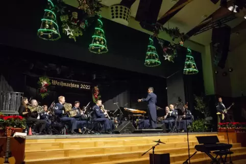 Unter der Leitung von Rafael Toro-Quinones bot die USAFE-Band beste Unterhaltung beim Weihnachtskonzert im Congress Center Ramst