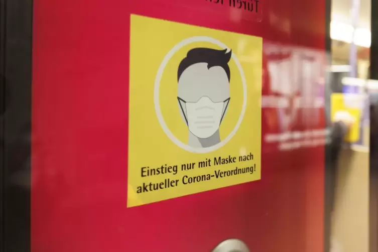 Maskenpflicht im ÖPNV: Symbol für Höflichkeit und Respekt oder Relikt aus einer vergangenen Zeit? 