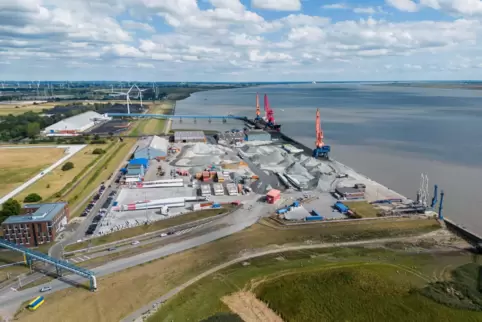 Beim Elbehafen Brunsbüttel soll ein schwimmendes Terminal zum Entladen von LNG gebaut werden. 