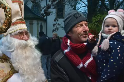 Die Besucher freuten sich auf den Nikolaus, so wie die kleine Marie und Andreas Brandau.