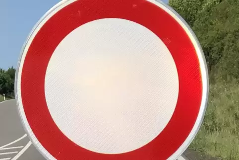 Die Folge der Sperrung sind lange Staus in der Industriestraße und in der Obersülzer Straße.