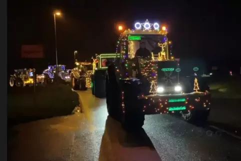 Wurden durch Polizei und Ordnungsamt abgesichtert: die mehr als 90 Traktoren und Lastwagen bei der „Ein Funken Hoffnung“-Tour 20