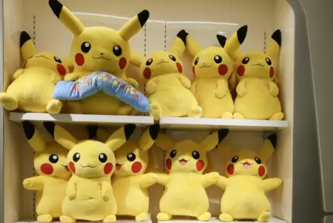 Lager des Christkinds? Pikachu-Kuscheltiere sind auch in Speyer gefragt. 