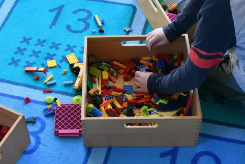 Nicht nur spielen und lernen, sondern auch essen und schlafen: Bis 2028 muss das neue Kita-Gesetz in die Praxis umgesetzt sein. 