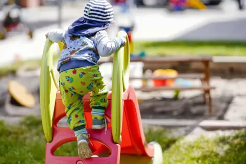 Um finanziell über die Runden zu kommen, müssen in vielen Familien beide Elternteile arbeiten gehen. Ohne einen Platz im Kinderg