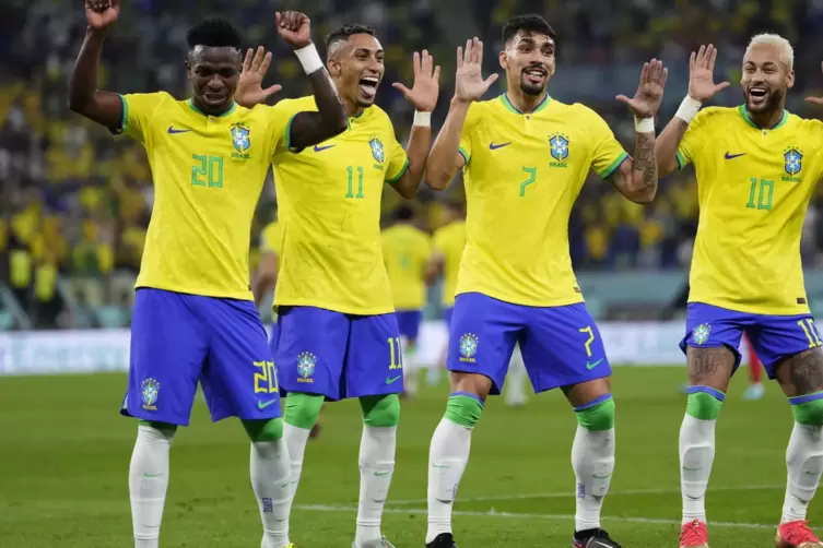 In Feierlaune: Die Brasilianer Neymar, Lucas Paqueta, Raphinha und Vinicius Junior (von rechts).