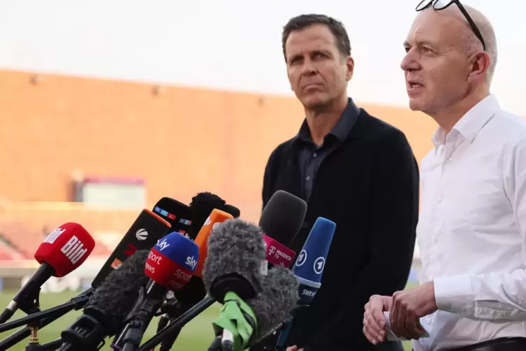 Schlechtes Krisenmanagement: Oliver Bierhoff (links) und DFB-Pr&auml;sident Bernd Neuendorf in Katar.